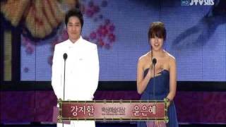 Baeksang 2009 - Yoon Eun Hye presenting Top Excellence Award [1/3]