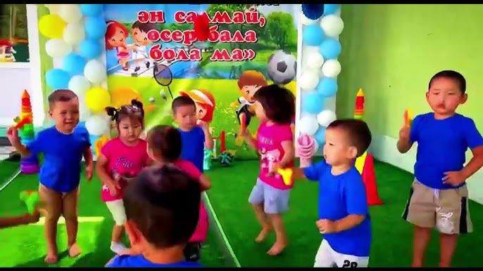 Сұлулар секс жас Сыртта сийіп жатқан әйелдің жақыннан түсірілген көрінісі