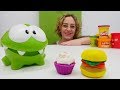 Spielzeugvideo für Kinder - Hamburger und Muffin für OmNom - Play-Doh Knetspaß