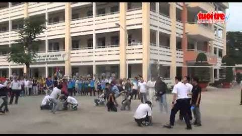 Học sinh phổ thông thi bắn tên lửa nước