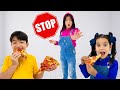 Eric y Jannie Pelean Por Pizza | Niños Aprendiendo a Compartir