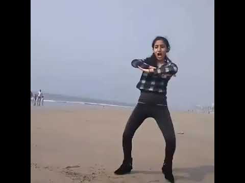 Ek ladki ne Samundar ke kinare Kiya mast dance एक लड़की ने समुंदर के किनारे जबरदस्त डांस