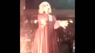 Глубоко беременная Полина Гагарина продолжает выступать на сцене Глубоко беременная Полина Гагарина продолжает выступать на сцене