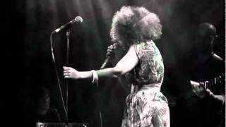 Bonobo &#39;Stay The Same&#39; feat. Andreya Triana - Live At The Roundhouse.flv