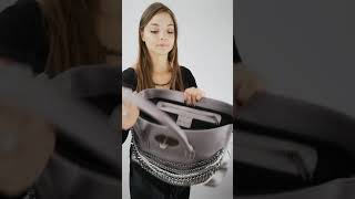 Borsa piombo con catene Mia Bag indossata