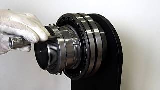 Dismounting spherical roller bearing with tapered bore from withdrawal sleeve using hydraulic nut