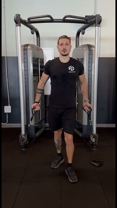 Video esecuzione Croci ai cavi (dal basso)