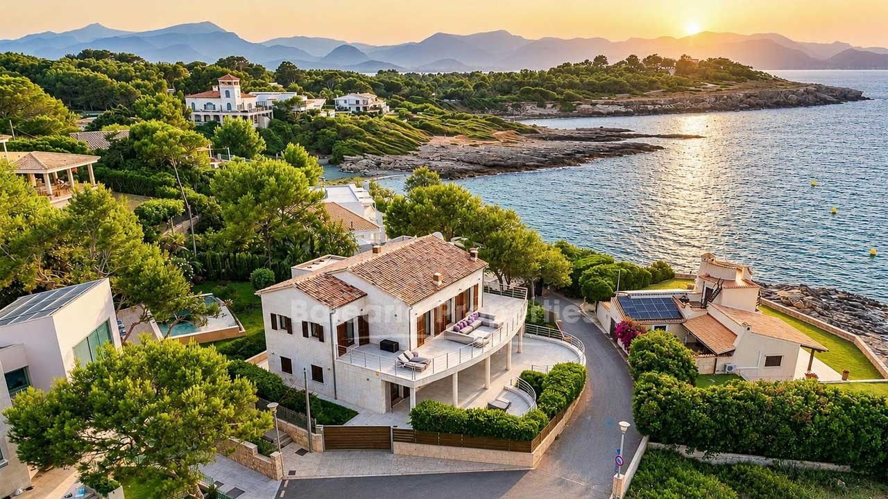Seafront Villa with Beach Access in Bonaire, Mallorca