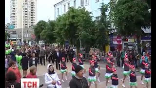 У Хмельницькому пройшов незвичний парад - колона близнят У Хмельницькому пройшов незвичний парад - колона близнят