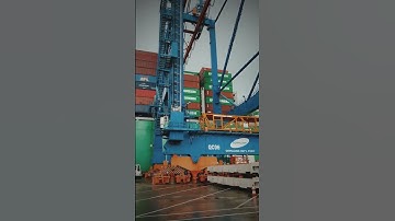 Bạn đã từng thắc mắc các thùng container được đưa lên tàu như thế nào chưa? #logistics #container