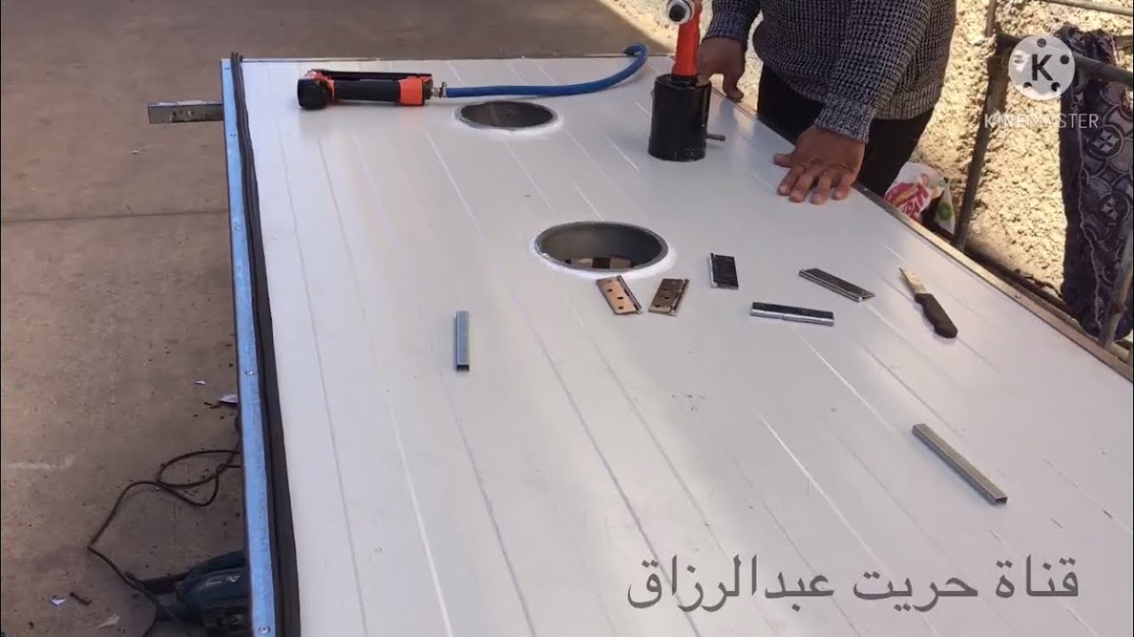 تركيب العازل في باب الفقاسة للحفاض على الحرارة والرطوبة ومنع التسرب