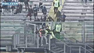 Il video del tifoso del Catania che scavalva il cancello e fa entrare gli altri ultras in campo image