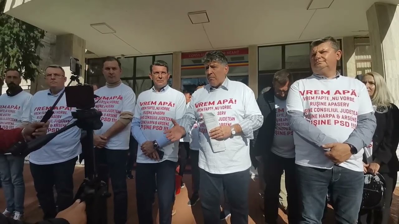 Liberalii nemțeni la protest cu găleți roșii goale, au cerut demisia directorului Apa Serv și a lui Arsene