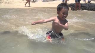 小一森夏威夷海灘玩水