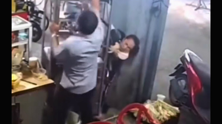 😱WOMAN GETS TRAPPED IN A ROTATING MACHINE, BUT HER COLLEAGUE COMES TO THE RESCUE AND SAVES HER