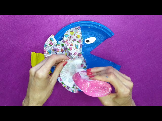 Dela Familia - ¡Sorprende a papá con una linda manualidad! 🥰 Necesitas: 1  Plato desechable, papel china de colores, pegamento, una foto con papá  Proceso: Corta cuadrados del papel china de colores