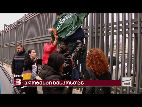 ქალების პროტესტი გრძელდება | პოლიციელები აქციის მონაწილეები მსვლელობის გამართვაში ხელს უშლიან