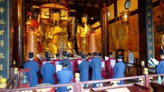 Шанхай. Молитва в храме.