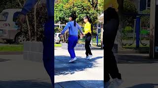 Двое детей, прыгающих внизу в жилом комплексе, очень милые. #chineseclassicaldance #dance