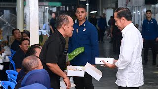 Presiden Jokowi Makan Nasi Kotak Bersama Karyawan PT Maspion, Sidoarjo, 27 Desember 2023