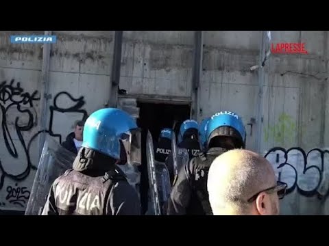 Video Roma, stupro di gruppo su una 32enne in un edificio abbandonato: 5 fermi