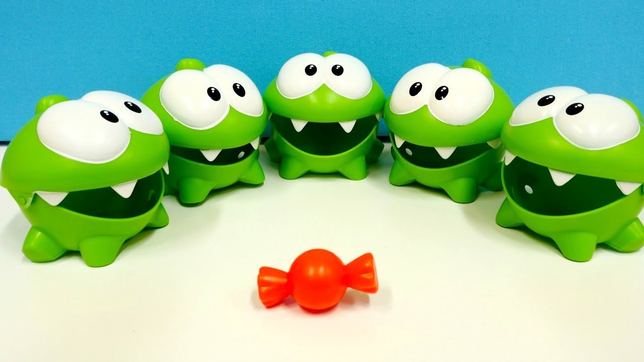 Om Nom español. Las bolas mágicas. Vídeo de juguetes.