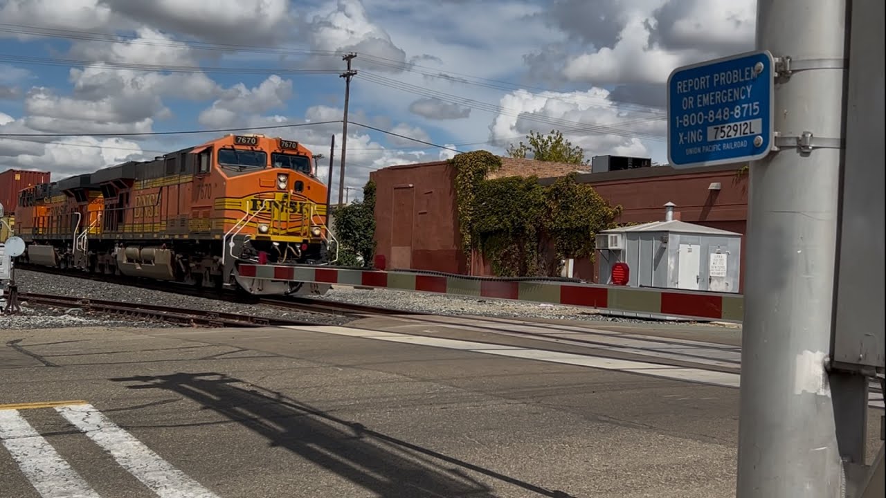 BNSF 7670 Intermodal Train w/ DPUs & H2 leading South, Locust Street ...