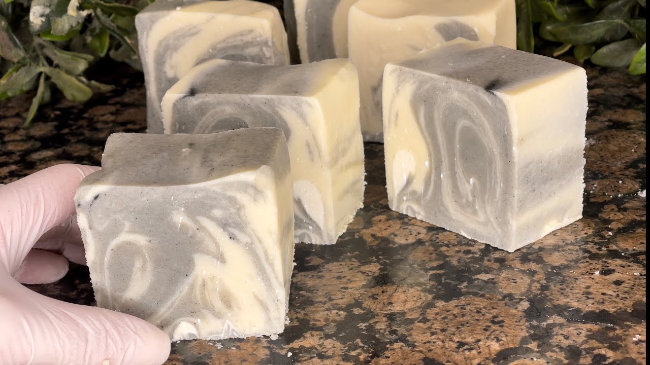 صابون طبيعي عالي الترطيب بالفحم النشط |Amna Elhitami