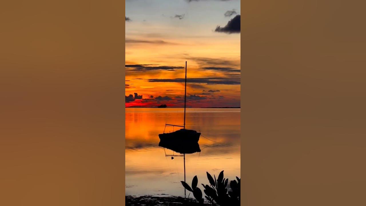 Sunset on river 🏞️🌅#shorts #river #sunset #short#subscribe #Mr_roz