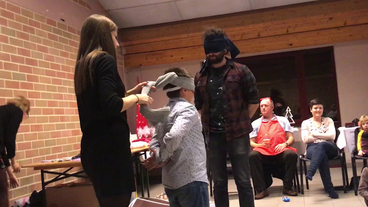 Spel met blinddoek, met Ben Verlinden en een zonnebloem