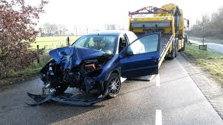 Auto tegen de boom in Noordscheschut, vrouw en kind gewond 19-2-2021