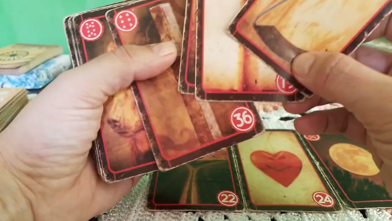 Capricórnio sexta feira /interesse amoroso em alta ,alguém  feliz com proposta 