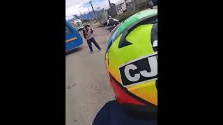 Violenta pelea entre conductor del SITP y ocupantes de un carro en Bogotá quedó captada en video