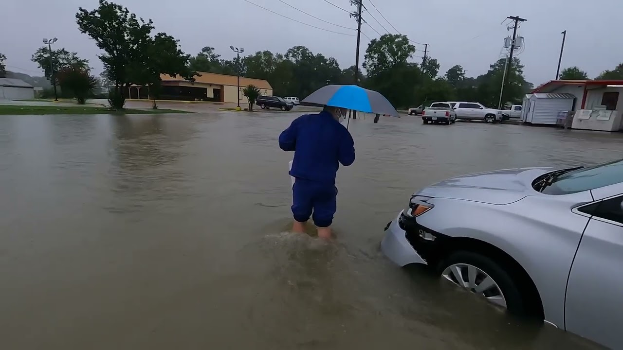 Flash flooding closes I-20 and causes chaos in Forest, Mississippi