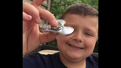 Спиннер крутится. Спиннер. Стим игрушки для аутистов. Спиннер необычный. Спиннер крутится.