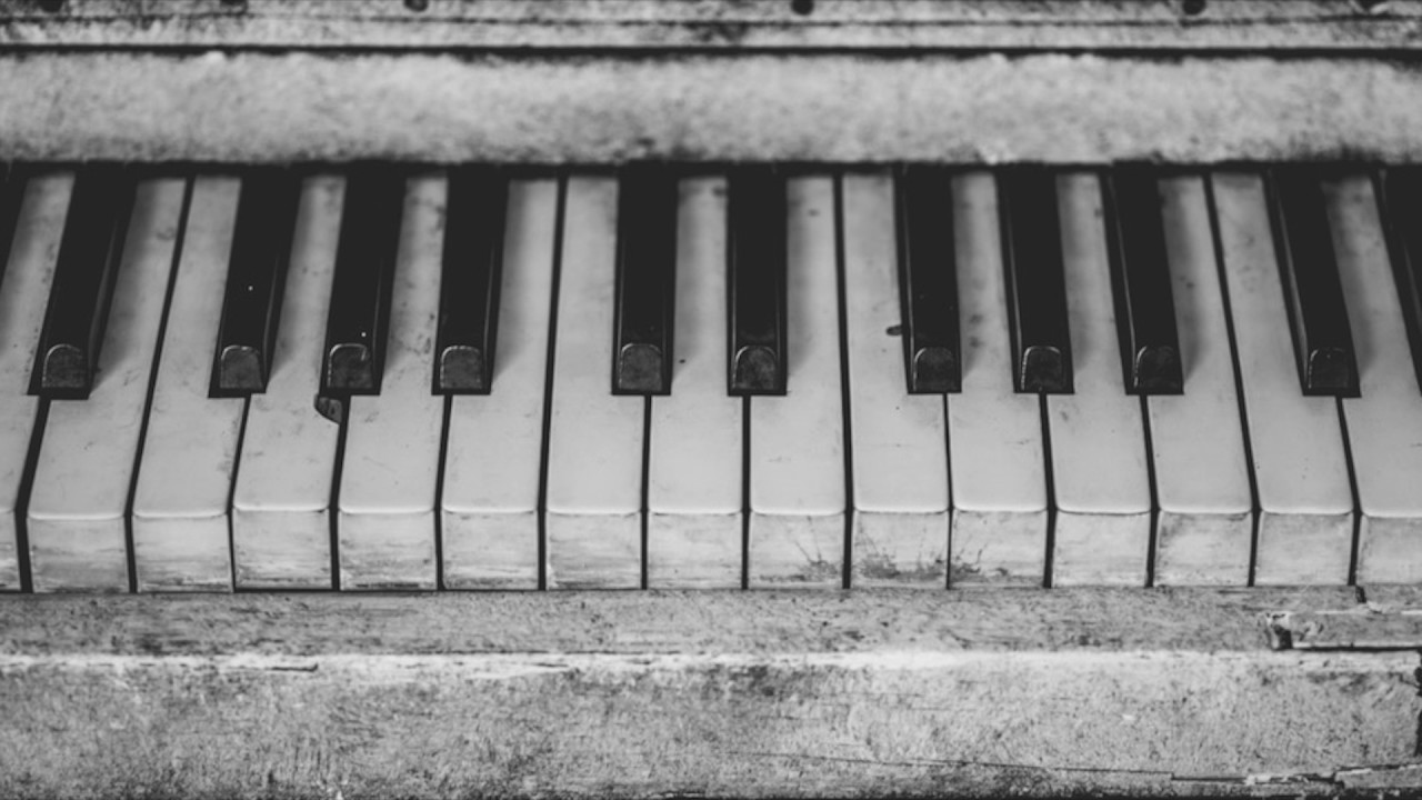 Download Gambar Wallpaper Black and White Piano terbaru 2020