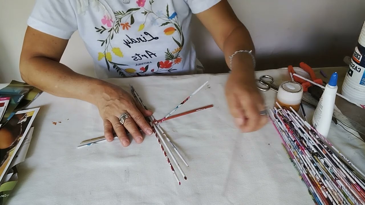 Cesta pequena feita com canudos de revista,( miniaturas )