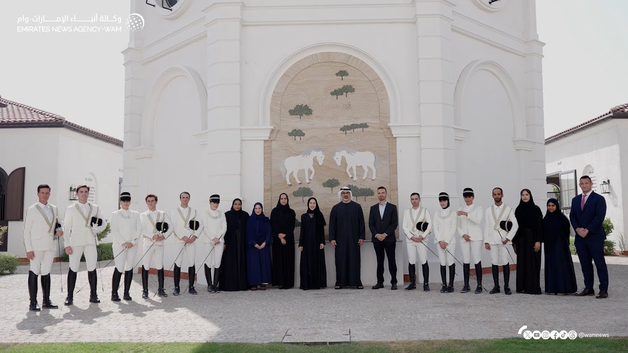 خالد بن محمد بن زايد يزور مدرسة 