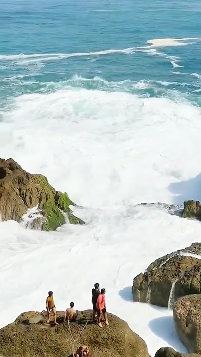 ganasnya ombak sampai seorang remaja kebawa arus  #videoshort #shots #viralvideo