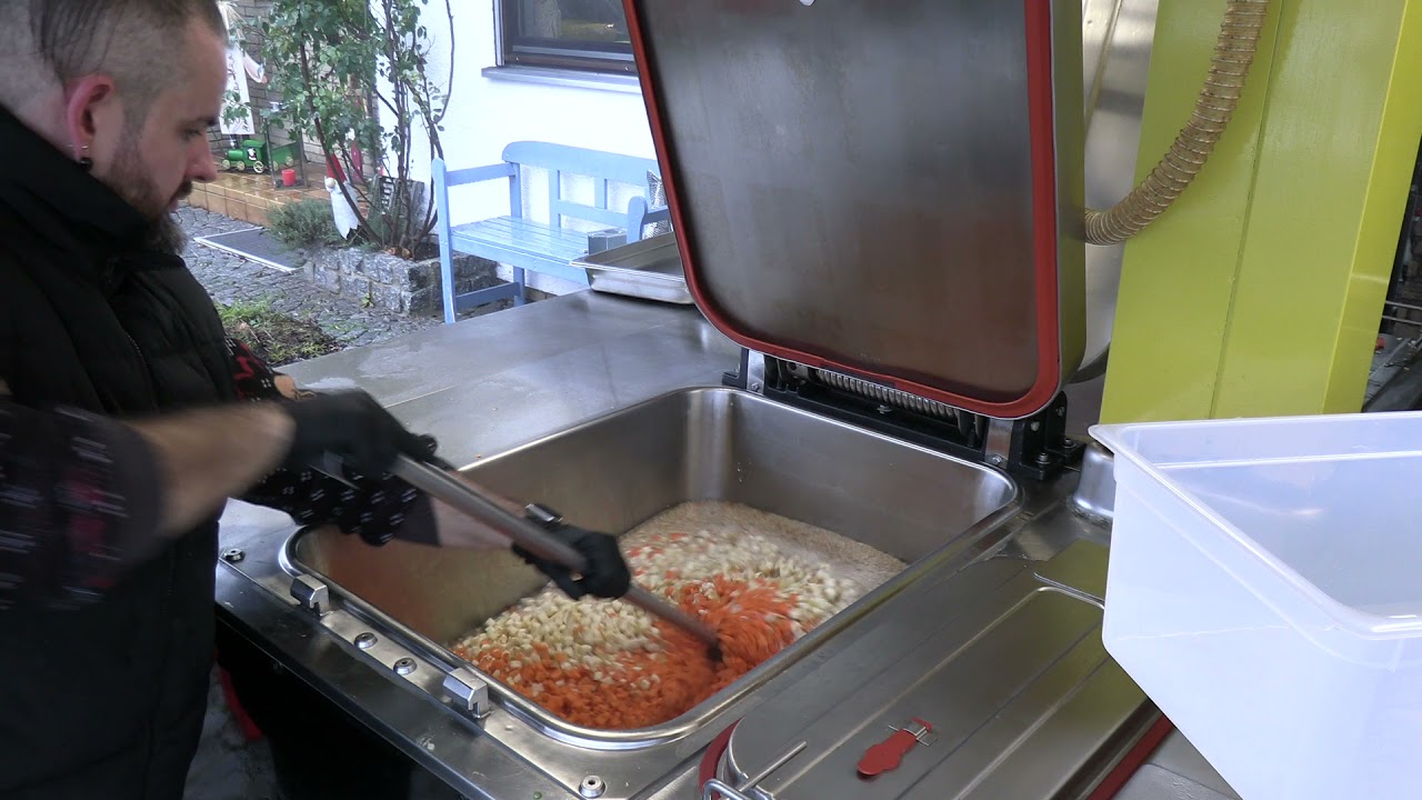 Zubereitung einer Erbsensuppe in der Kärcher TFK 250