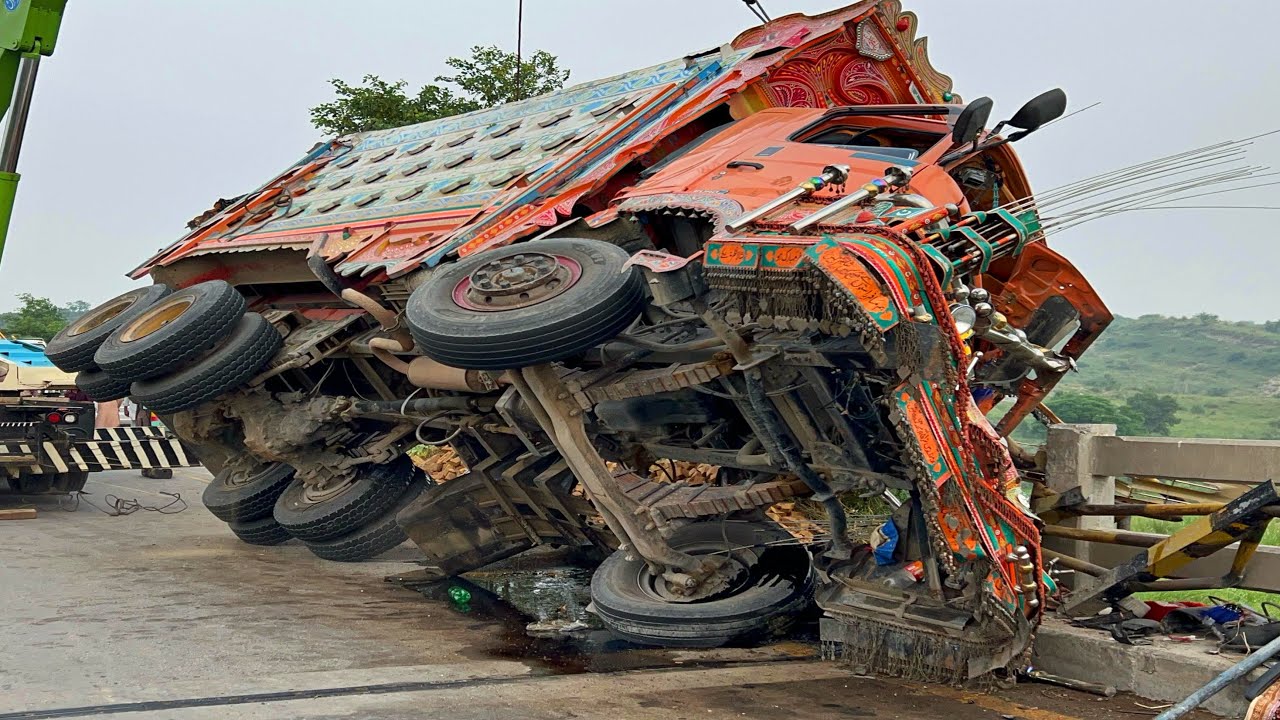 Emergency Accident Dumper Truck Repair on Middle of the Road || Broken Leaf Springs and Axle Repair 