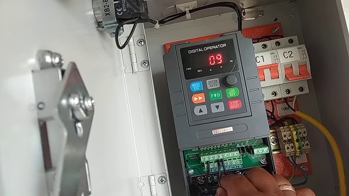 Variador De Frecuencia Monofasico A Trifasico, Controlador de Velocidad VFD  monofásico de frecuencia Variable de 220 VCA para Motor de CA trifásico de  2,2 kW : : Industria, empresas y ciencia