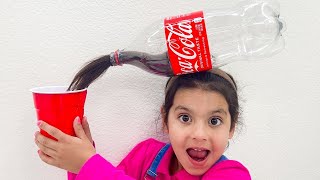 ¿Ganará Ellie el Desafío de Peinados con el Peinado de Botella de Coca Cola? Niños Juegan