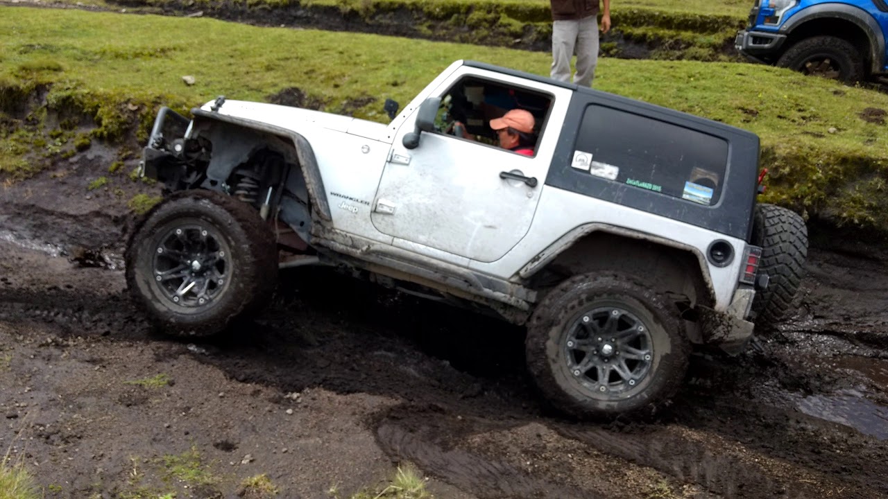 Jeep Rubicon 4x4 en el lodo