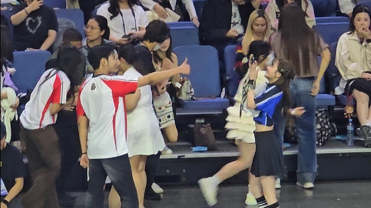 Крис и Сингто играют в мини-игру (Плой попросила сфотографироваться) на Starlympics 2025.