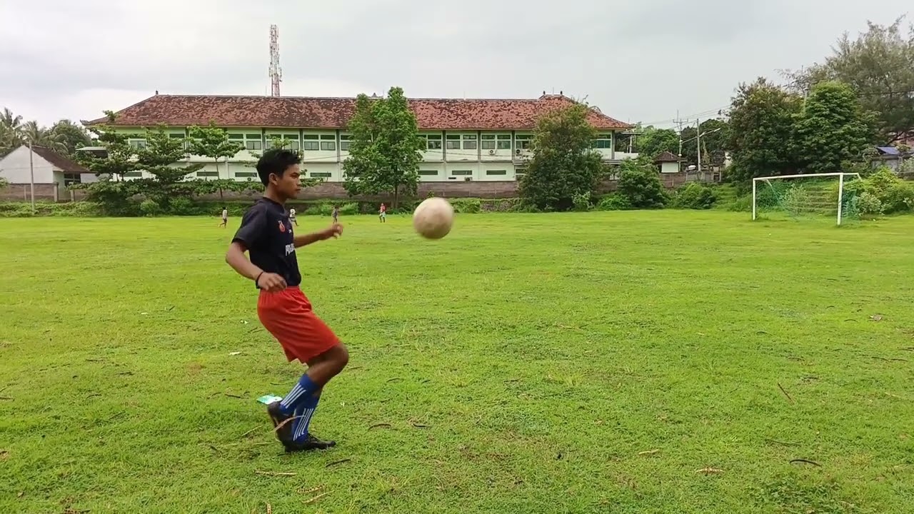 Teknik dasar controlling pada permainan sepak bola 