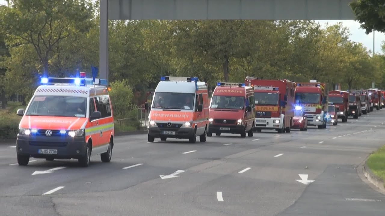 Einsatzfahrten Großbrand Düngemittelfabrik Krefeld  -  Einsatzkräfte im Großeinsatz Teil 2