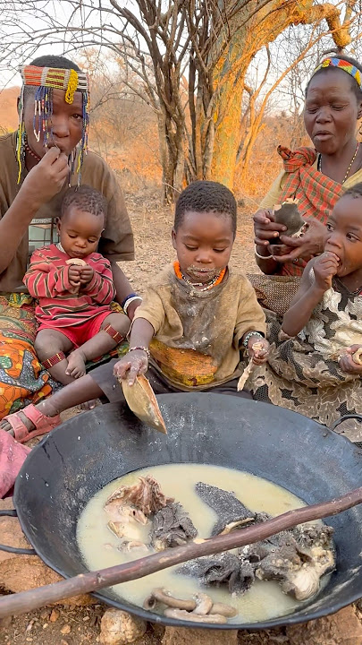 Panda need to feed TuyeTuye😍😍 #hadzabetribe #africa #wildlife #shorts