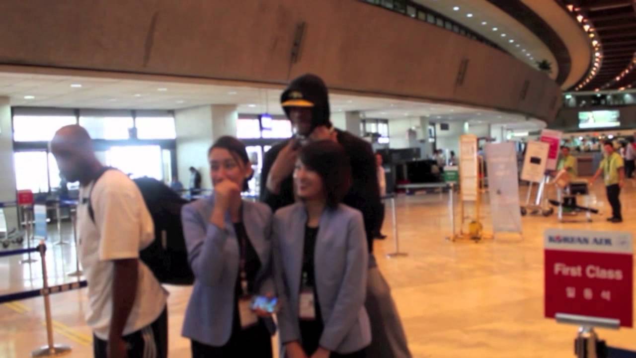 JaVale McGee (Pierre) Dancing in Airport - YouTube