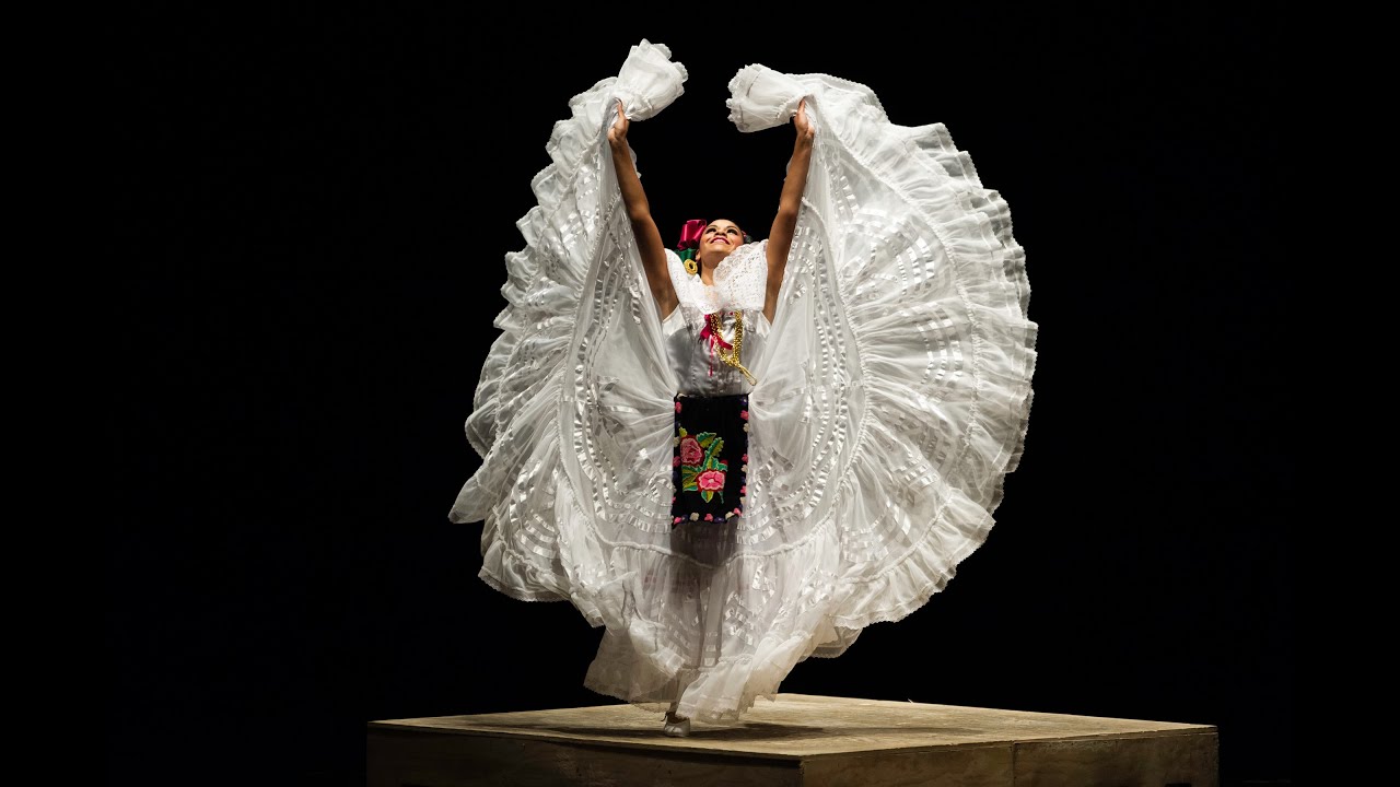 Día de la Danza | Ballet Folklórico de México - YouTube